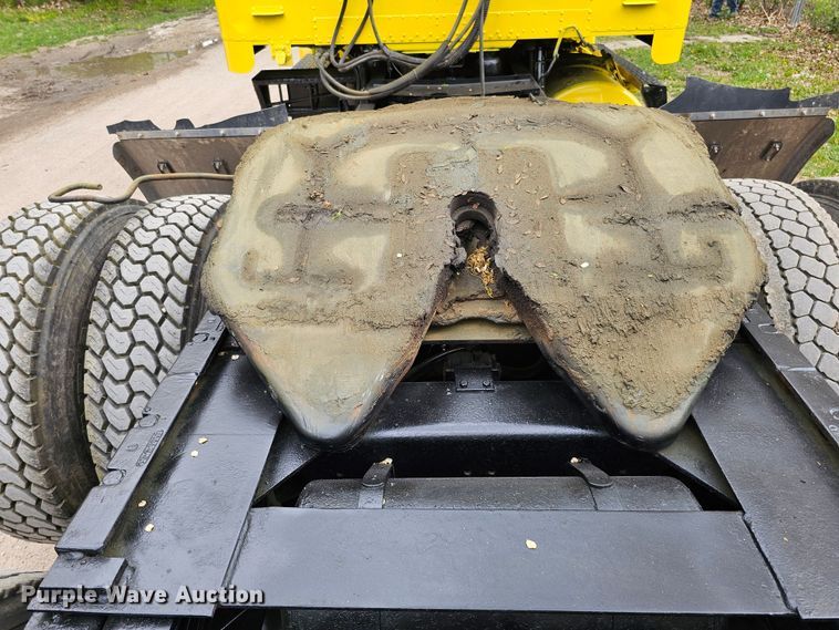 image for item DO4395 1992 Freightliner FLD112  semi truck