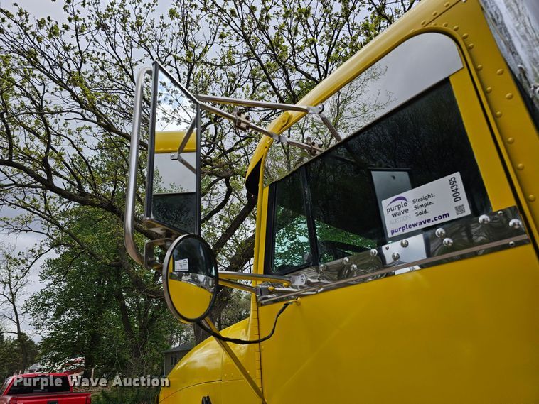 image for item DO4395 1992 Freightliner FLD112  semi truck