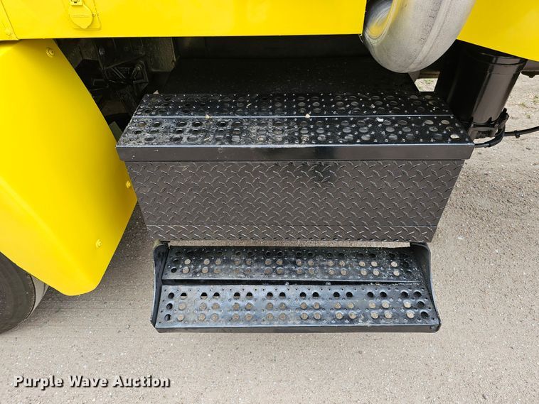 image for item DO4395 1992 Freightliner FLD112  semi truck