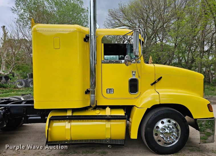 image for item DO4395 1992 Freightliner FLD112  semi truck