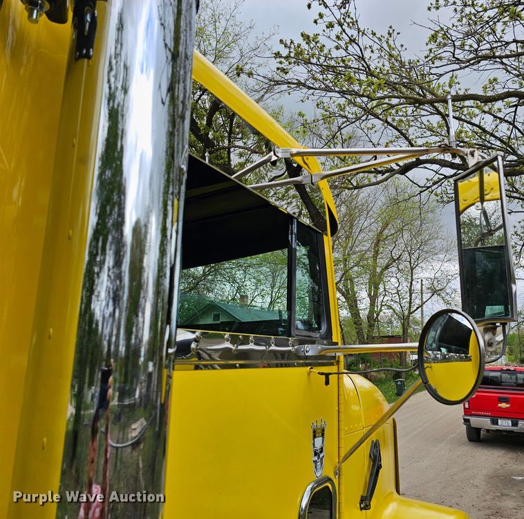 image for item DO4395 1992 Freightliner FLD112  semi truck