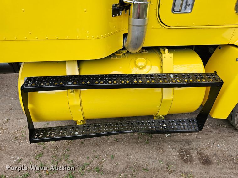 image for item DO4395 1992 Freightliner FLD112  semi truck