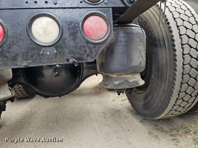 image for item DO4395 1992 Freightliner FLD112  semi truck