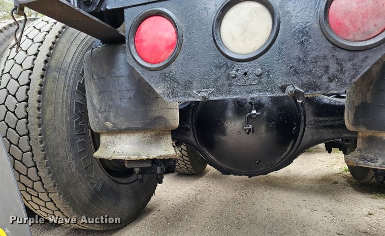 image for item DO4395 1992 Freightliner FLD112  semi truck