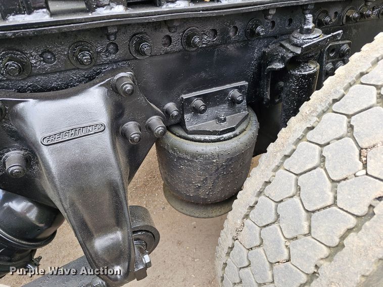 image for item DO4395 1992 Freightliner FLD112  semi truck