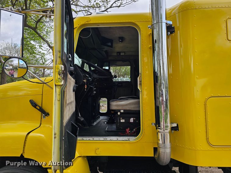 image for item DO4395 1992 Freightliner FLD112  semi truck