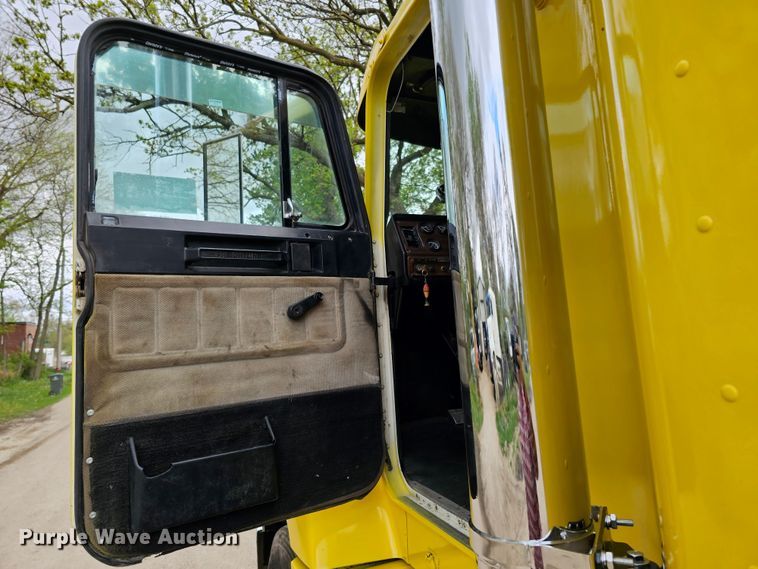 image for item DO4395 1992 Freightliner FLD112  semi truck