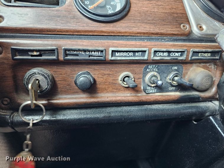 image for item DO4395 1992 Freightliner FLD112  semi truck