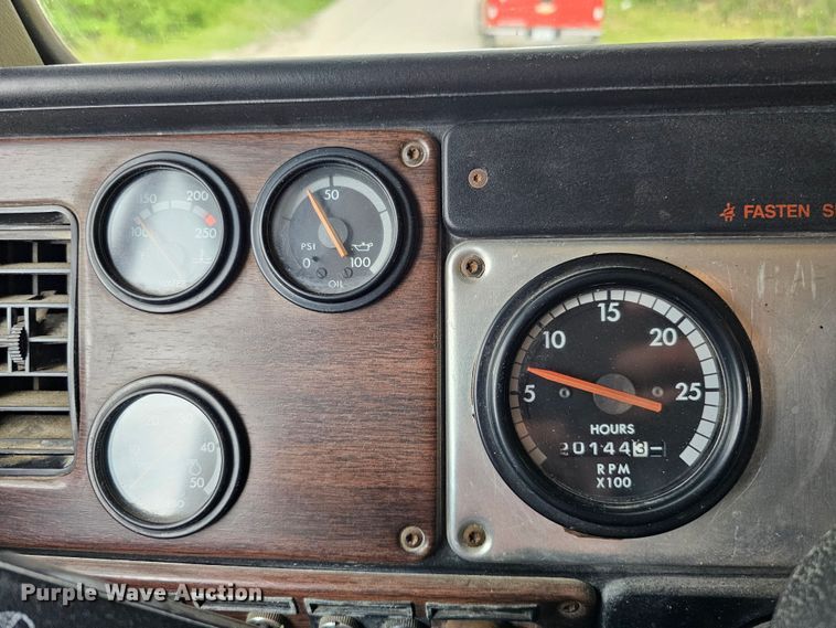 image for item DO4395 1992 Freightliner FLD112  semi truck