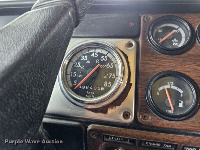 image for item DO4395 1992 Freightliner FLD112  semi truck