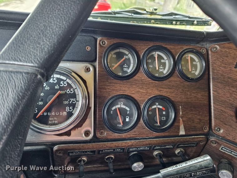 image for item DO4395 1992 Freightliner FLD112  semi truck