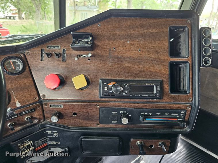 image for item DO4395 1992 Freightliner FLD112  semi truck