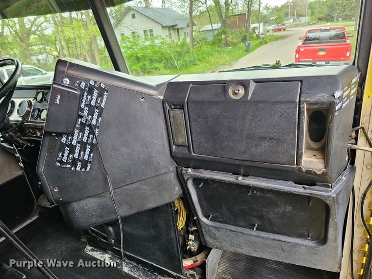 image for item DO4395 1992 Freightliner FLD112  semi truck