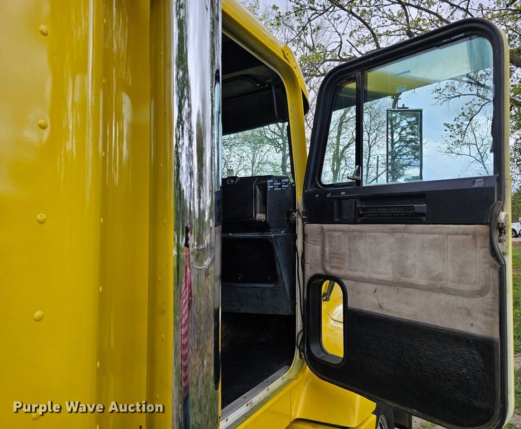 image for item DO4395 1992 Freightliner FLD112  semi truck