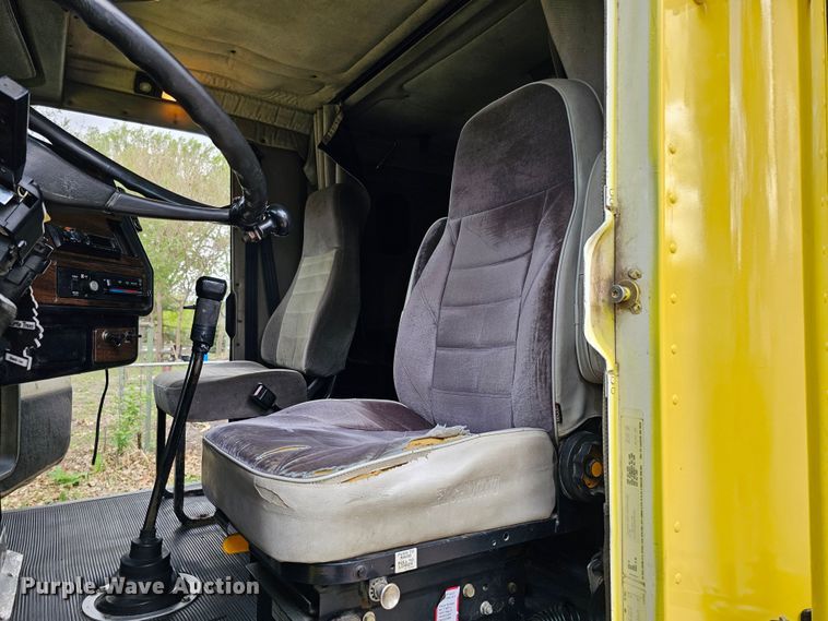 image for item DO4395 1992 Freightliner FLD112  semi truck