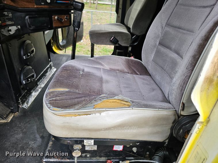 image for item DO4395 1992 Freightliner FLD112  semi truck