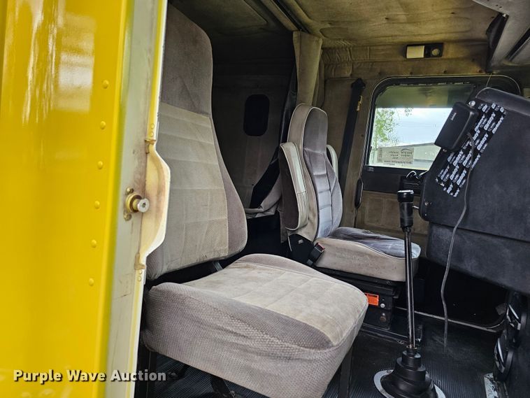 image for item DO4395 1992 Freightliner FLD112  semi truck