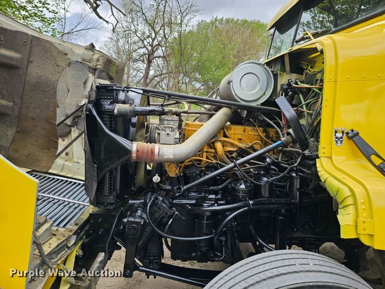 image for item DO4395 1992 Freightliner FLD112  semi truck