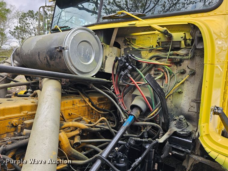 image for item DO4395 1992 Freightliner FLD112  semi truck