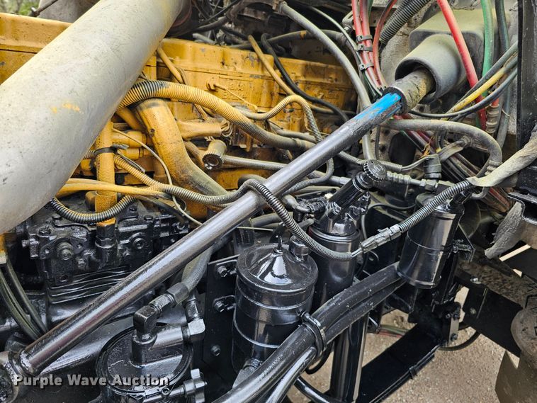 image for item DO4395 1992 Freightliner FLD112  semi truck