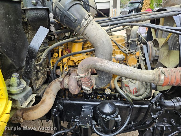 image for item DO4395 1992 Freightliner FLD112  semi truck