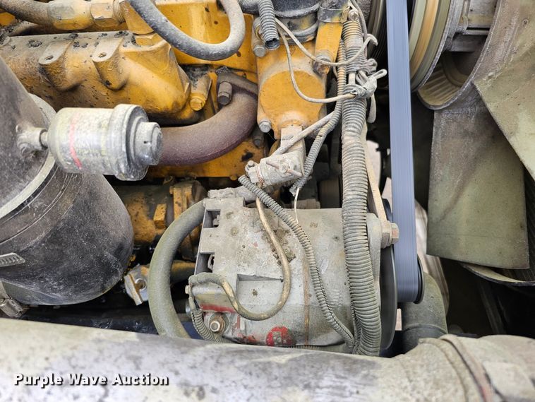 image for item DO4395 1992 Freightliner FLD112  semi truck