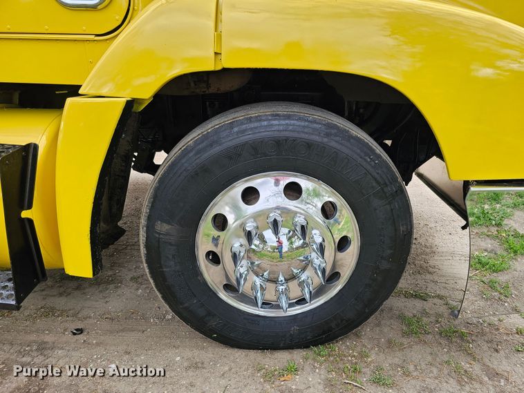 image for item DO4395 1992 Freightliner FLD112  semi truck