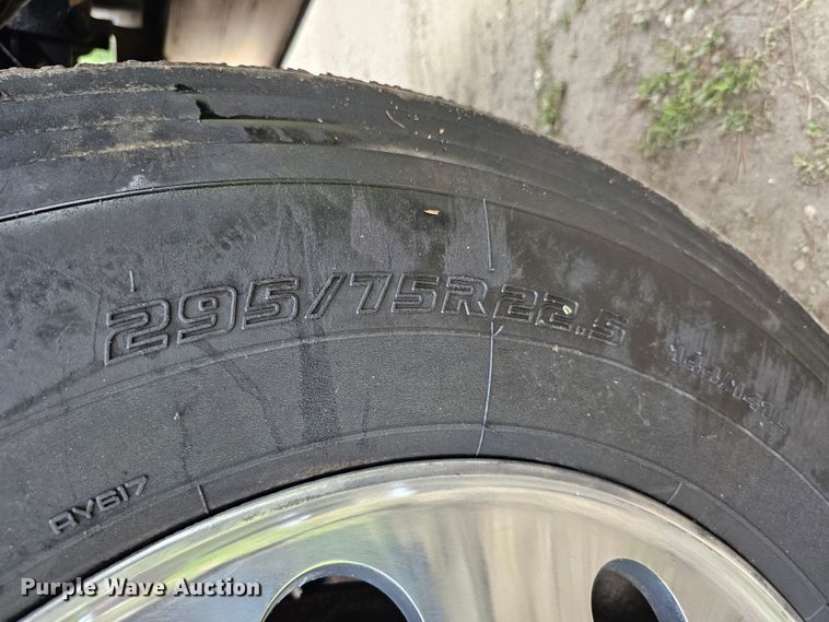 image for item DO4395 1992 Freightliner FLD112  semi truck