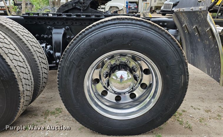 image for item DO4395 1992 Freightliner FLD112  semi truck