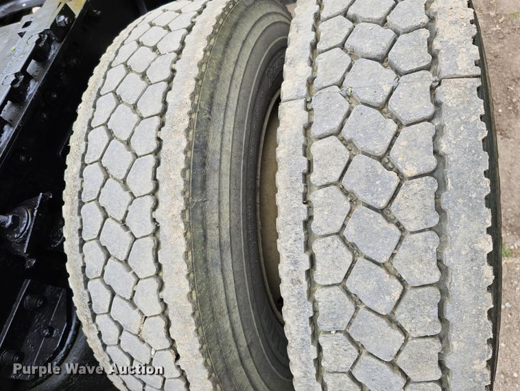 image for item DO4395 1992 Freightliner FLD112  semi truck