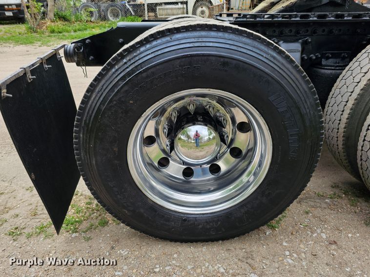 image for item DO4395 1992 Freightliner FLD112  semi truck