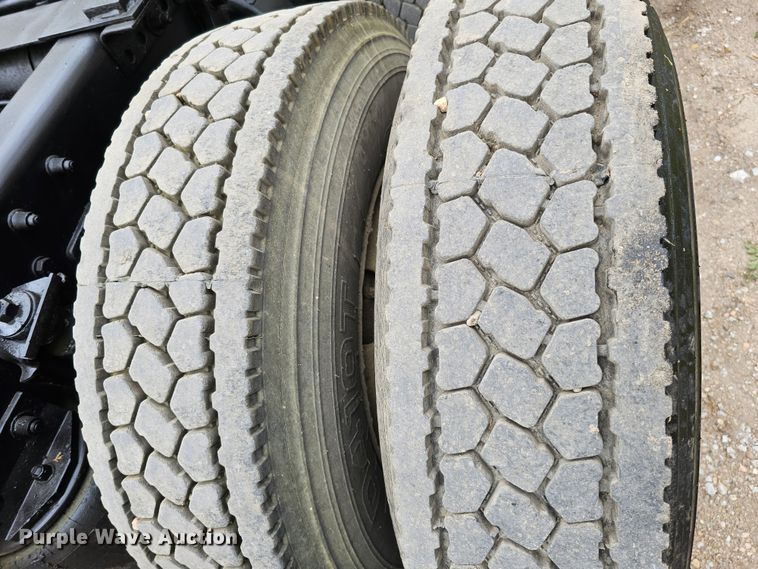 image for item DO4395 1992 Freightliner FLD112  semi truck