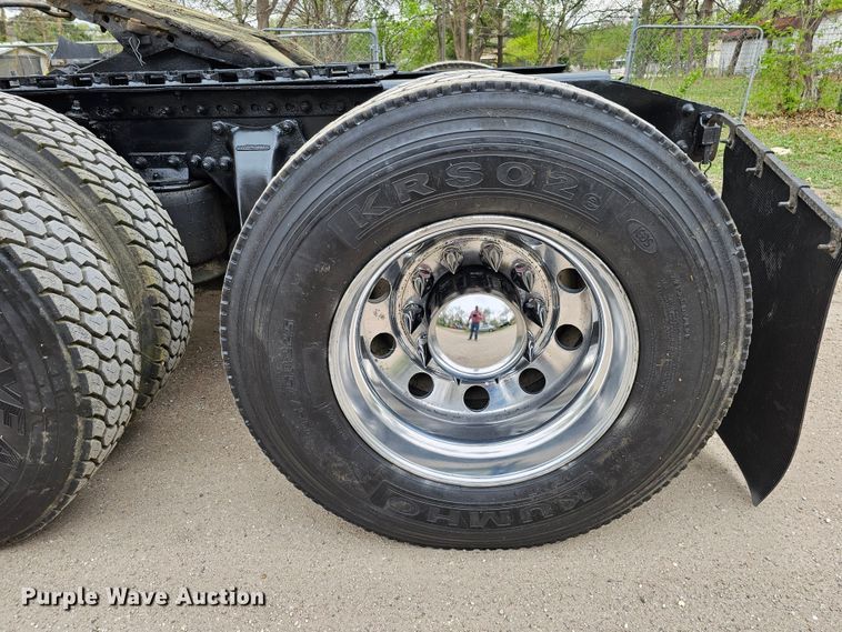 image for item DO4395 1992 Freightliner FLD112  semi truck