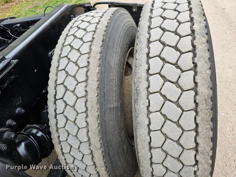 image for item DO4395 1992 Freightliner FLD112  semi truck