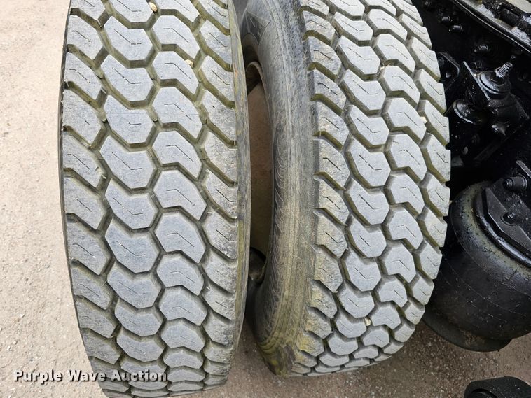 image for item DO4395 1992 Freightliner FLD112  semi truck