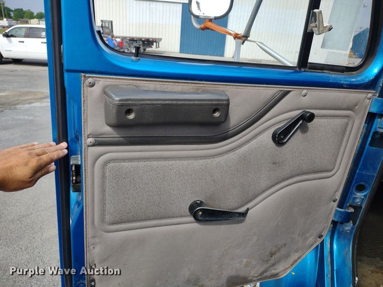 image for item DQ1715 1999 International 4700  dump flatbed truck