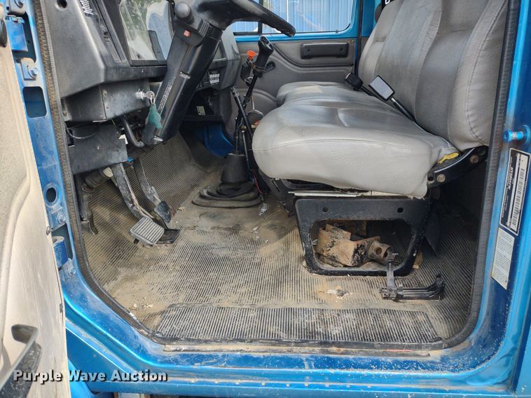 image for item DQ1715 1999 International 4700  dump flatbed truck