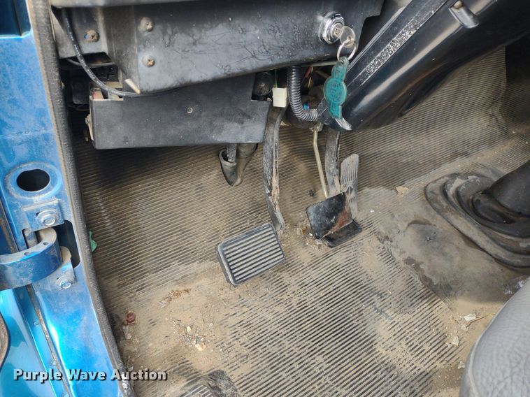 image for item DQ1715 1999 International 4700  dump flatbed truck