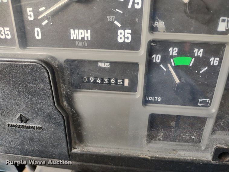 image for item DQ1715 1999 International 4700  dump flatbed truck