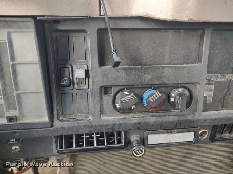 image for item DQ1715 1999 International 4700  dump flatbed truck