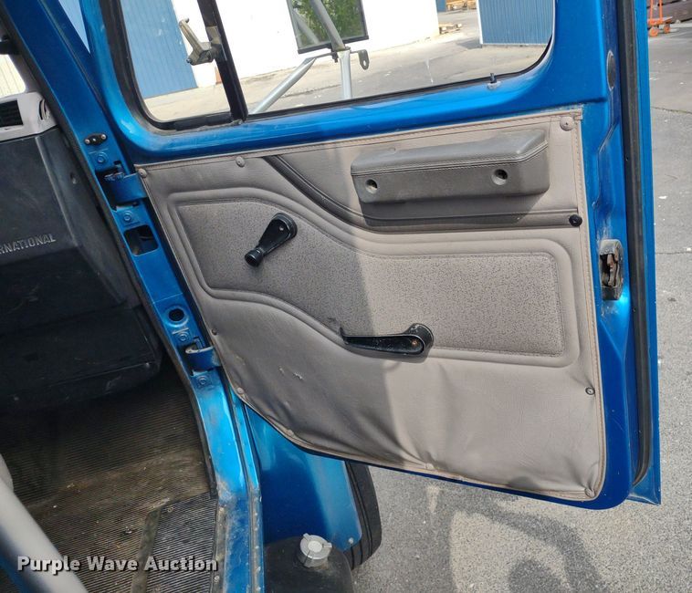 image for item DQ1715 1999 International 4700  dump flatbed truck