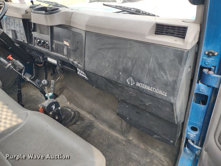 image for item DQ1715 1999 International 4700  dump flatbed truck