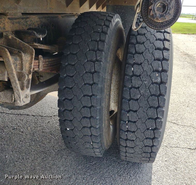 image for item DQ1715 1999 International 4700  dump flatbed truck