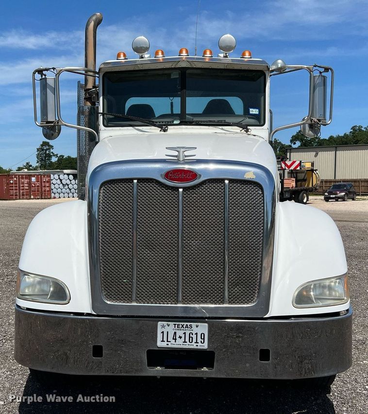 image for item DQ2046 2012 Peterbilt 386  semi truck