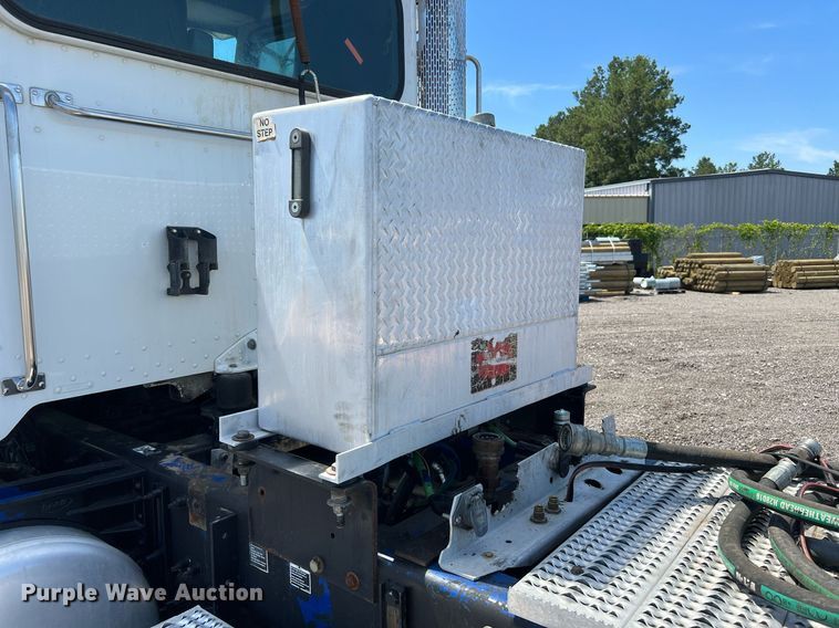 image for item DQ2046 2012 Peterbilt 386  semi truck