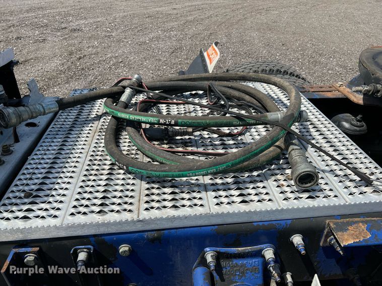 image for item DQ2046 2012 Peterbilt 386  semi truck