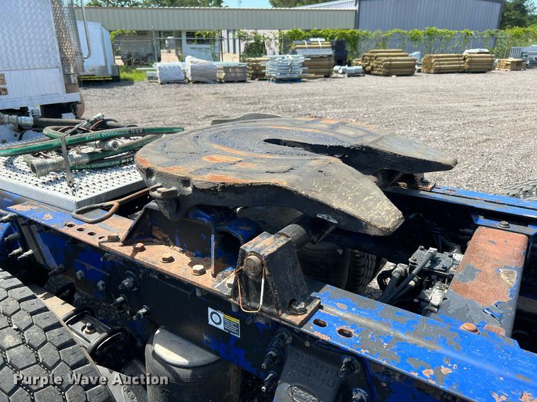 image for item DQ2046 2012 Peterbilt 386  semi truck