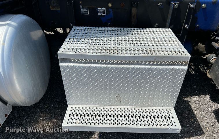 image for item DQ2046 2012 Peterbilt 386  semi truck