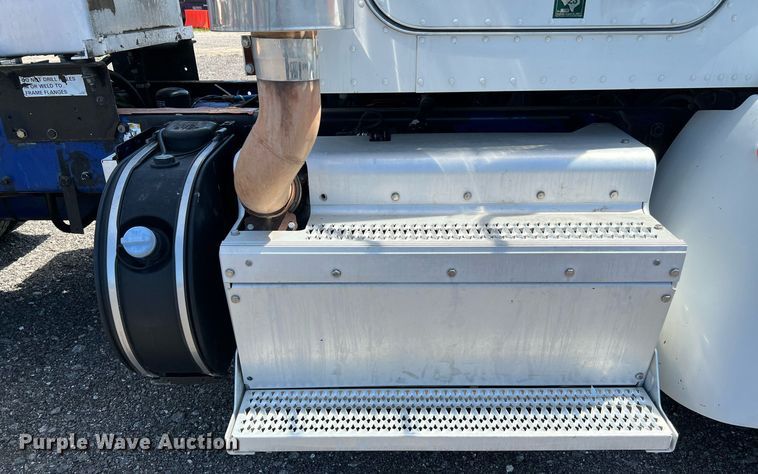 image for item DQ2046 2012 Peterbilt 386  semi truck