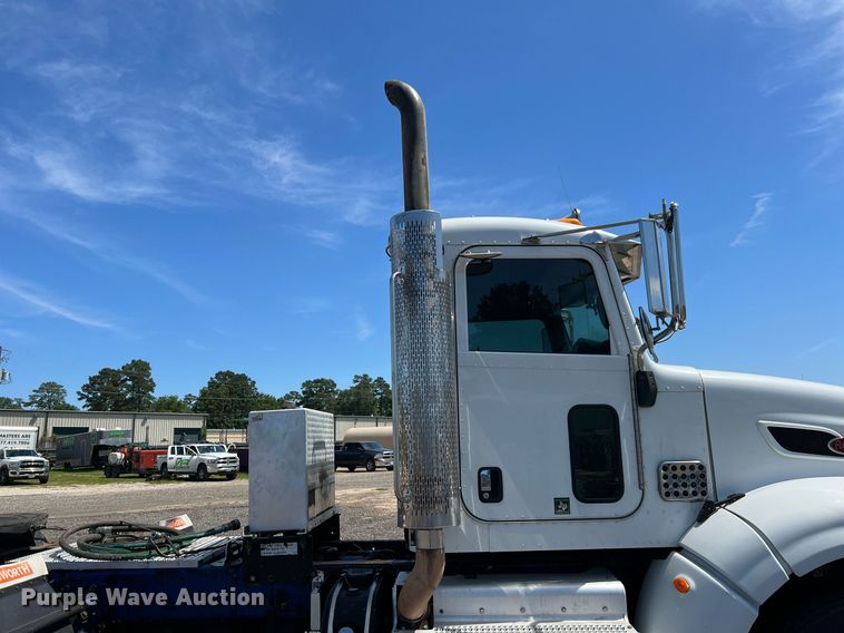 image for item DQ2046 2012 Peterbilt 386  semi truck